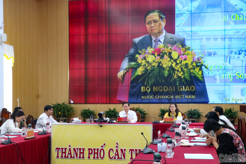 Đồng chí Trần Việt Trường, Phó Bí thư Thành ủy, Chủ tịch UBND TP Cần Thơ, cùng lãnh đạo các sở, ngành tham dự hội nghị tại điểm cầu TP Cần Thơ.