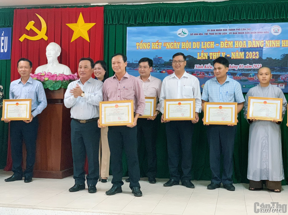 Ông Nguyễn Tiền Phong (bên trái, hàng đầu), Bí thư quận uỷ Ninh Kiều, trao giải nhất cho đơn vị đạt giải nhất hội thi Hoa đăng - Mô hình. Ảnh: Kiều Mai