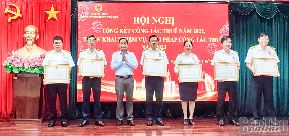 Thừa ủy quyền Chủ tịch nước, Phó Chủ tịch UBND TP Cần Thơ Nguyễn Văn Hồng trao Huân chương Lao động cho các cá nhân. 