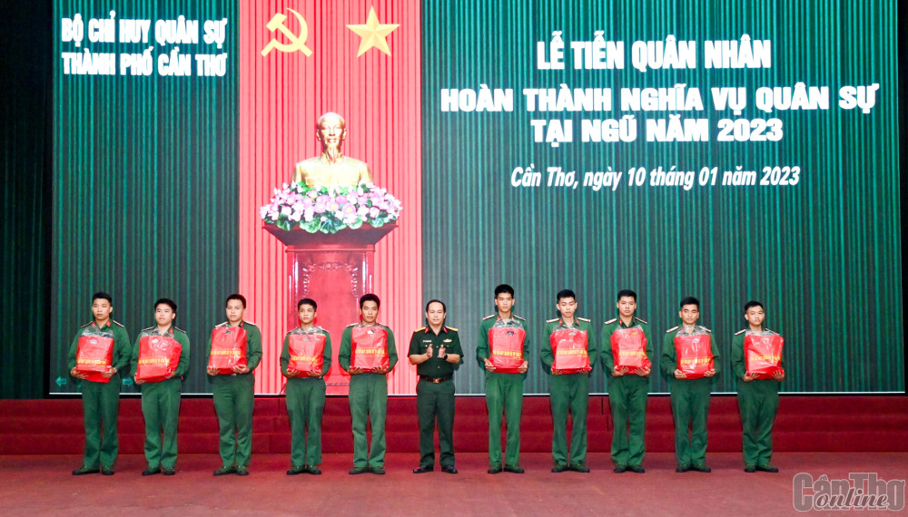 Thượng tá Nguyễn Thanh Hùng, Phó Tham mưu trưởng Bộ CHQS thành phố, tặng quà cho các quân nhân xuất ngũ trở về địa phương.