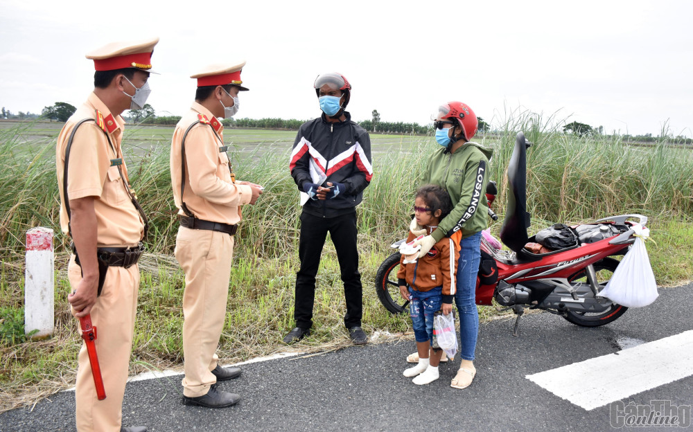 CSGT-TT Công an huyện Vĩnh Thạnh tuyên truyền, nhắc nhở và buộc người điều khiển xe máy đi vào tuyến cao tốc Lộ Tẻ - Rạch Sỏi phải quay đầu trở về Kiên Giang, không được đi tiếp.