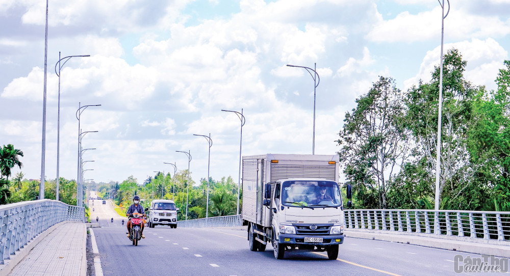 Cầu Vàm Xáng và đường nối từ cầu Vàm Xáng đến quốc lộ 61C kết nối giao thông thông suốt đường tỉnh 923, đường Nguyễn Văn Cừ đến quốc lộ 61C.