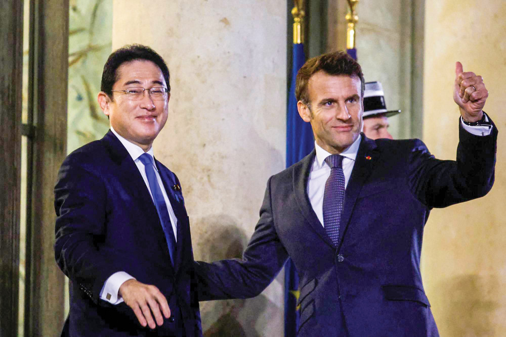 Thủ tướng Nhật Kishida (trái) và Tổng thống Pháp Macron. Ảnh: Reuters