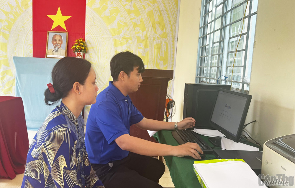 Anh Võ Thành Lộc, Phó Bí thư Xã đoàn Nhơn Ái tiếp nhận, hướng dẫn người dân thực hiện hồ sơ thông qua DVCTT.