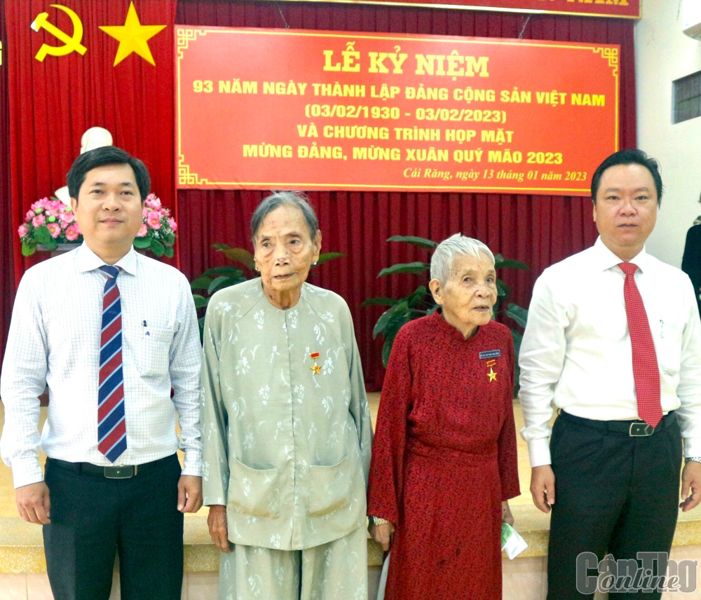 Lãnh đạo quận Cái Răng chụp ảnh lưu niệm cùng Quý Mẹ Việt Nam Anh hùng tại lễ kỷ niệm 93 năm Ngày thành lập Đảng Cộng sản Việt Nam.