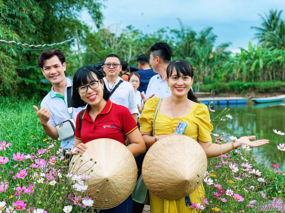 Đại diện các đơn vị lữ hành tham gia khảo sát sản phẩm mới tại cồn Sơn. Ảnh: Kiều Mai