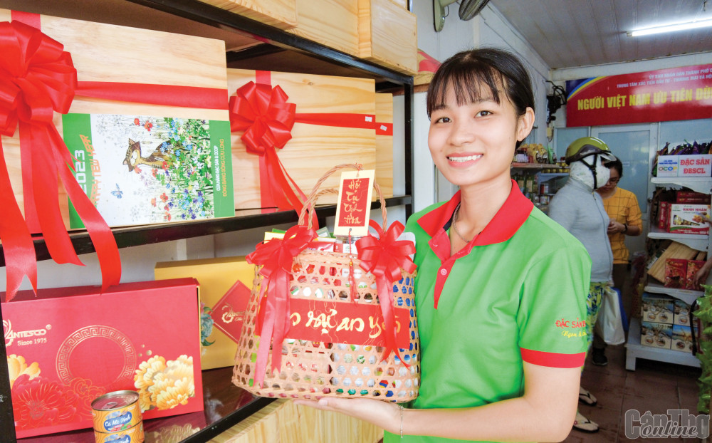 Giỏ quà Tết từ các đặc sản ĐBSCL được bày bán tại Cửa hàng Đặc sản ĐBSCL.
