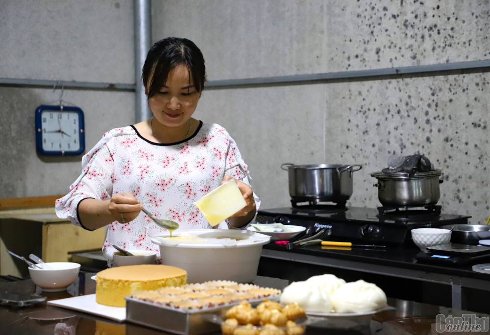 Chị Bích Vân đổ rau câu, làm bánh cho gia đình và khách hàng vào dịp Tết đến.