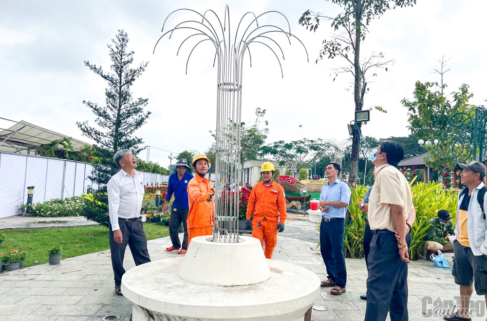 Đoàn kiểm tra các thiết bị, cung cấp điện phục vụ cho đường hoa Xuân, ở công viên Sông Hậu (đoạn từ nhà hàng lúa Nếp đến nhà hàng Hoàng Tử).