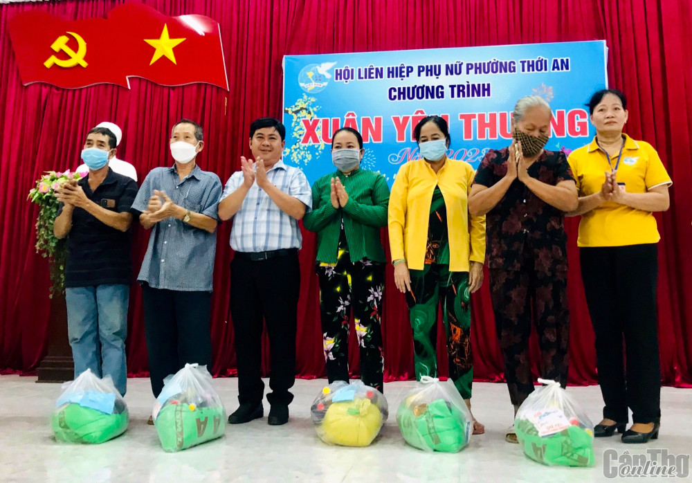 Cán bộ Hội LHPN phường Thới An (bìa phải) cùng đại diện lãnh đạo UBND phường Thới An (thứ 5, từ phải sang) trao quà Tết cho đại diện gia đình hội viên phụ nữ có hoàn cảnh khó khăn.