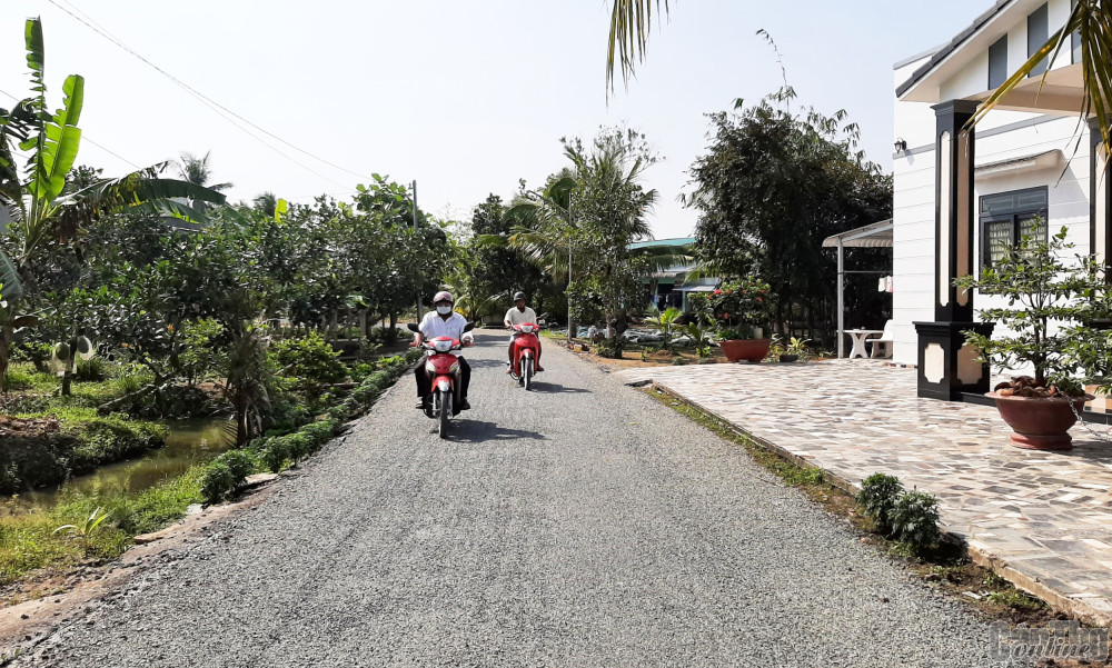 Tuyến đường ở ấp Nhơn Khánh được xây dựng khang trang, phục vụ việc lưu thông thuận tiện, an toàn.