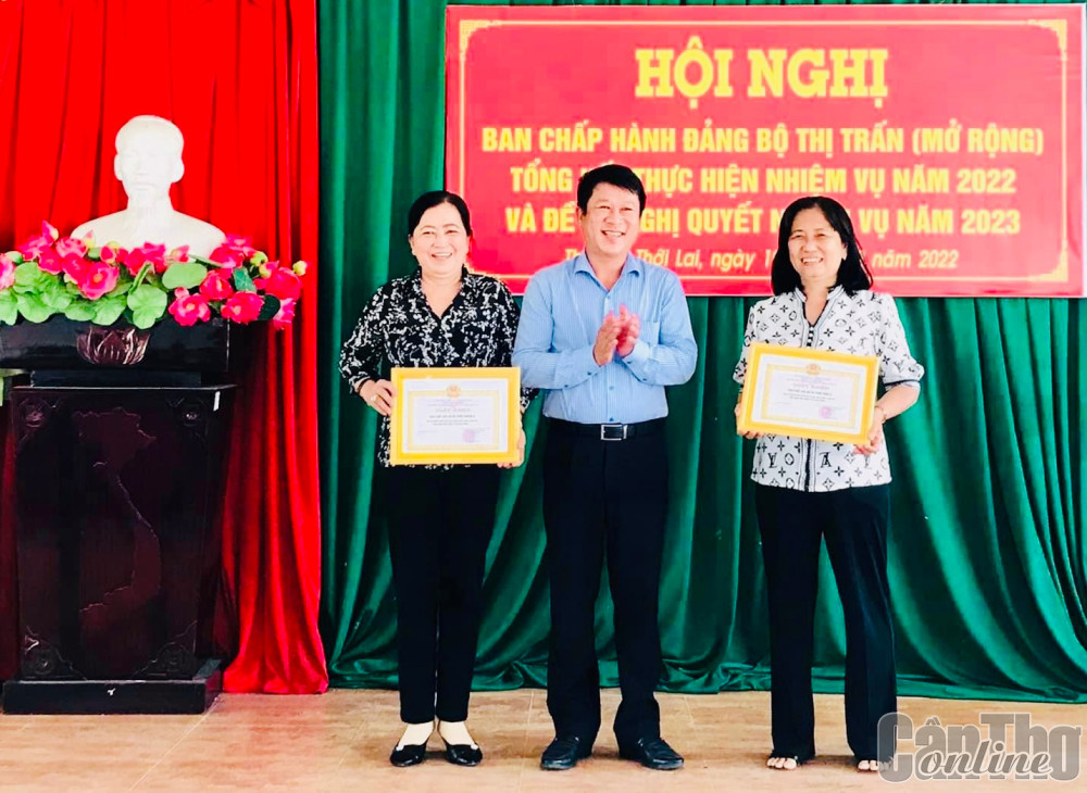 Cá nhân có thành tích tốt trong việc tuyên truyền, vận động người dân tham gia BHYT được Chủ tịch UBND thị trấn Thới Lai biểu dương, khen thưởng.
