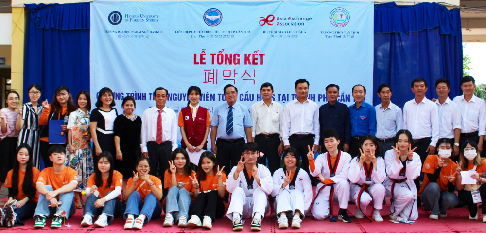 Đoàn tình nguyện viên Hàn Quốc chụp ảnh lưu niệm cùng ban tổ chức. Ảnh: CTV