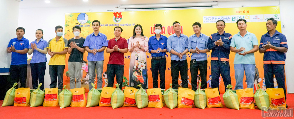 Đồng chí Nguyễn Thị Kim Phương, Phó Bí thư Thường trực Đảng ủy Khối DN thành phố, trao quà cho các ĐVTN.