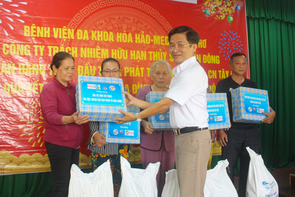 BS CKII Trần Như Tiến trao quà cho người dân quận Bình Thủy.