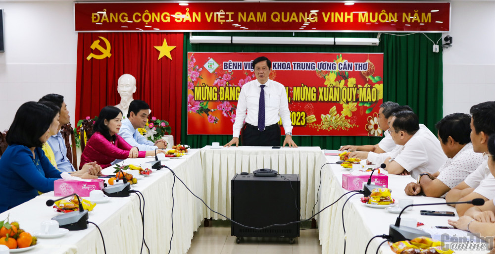  Phó Bí thư Thường trực Thành ủy Phạm Văn Hiểu chúc Tết Bệnh viện Đa khoa Trung ương Cần Thơ. Ảnh: H.HOA