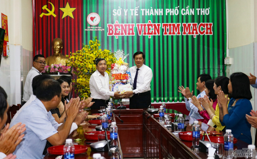  Phó Bí thư Thường trực Thành ủy Phạm Văn Hiểu chúc Tết BV Tim mạch TP Cần Thơ. Ảnh: H.HOA