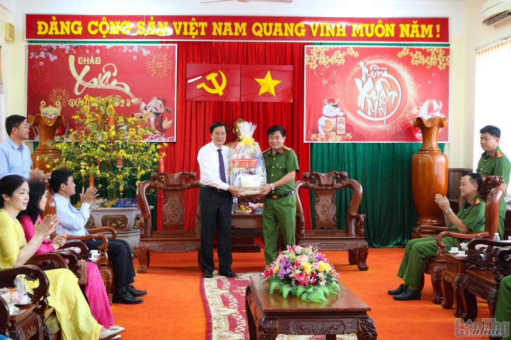  Phó Bí thư Thường trực Thành ủy Phạm Văn Hiểu tặng quà, chúc Tết Trung đoàn cảnh sát cơ động. Ảnh: H.HOA