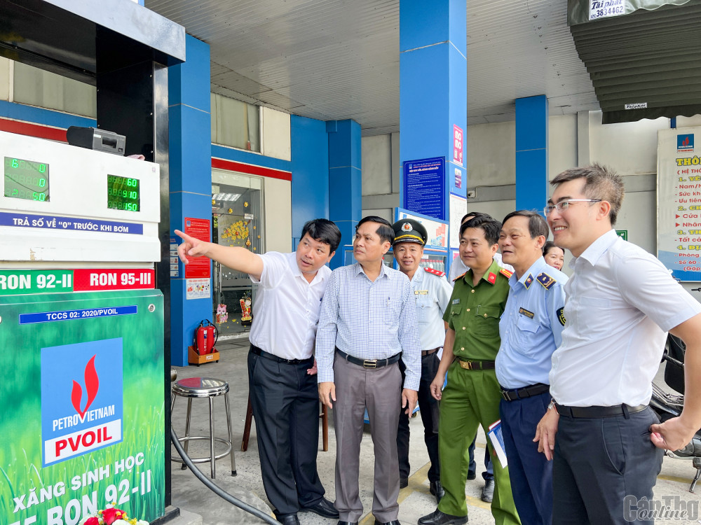 Ông Nguyễn Văn Hồng cùng đoàn công tác kiểm tra hoạt động tại một điểm kinh doanh xăng dầu trực thuộc Công ty Cổ phần dầu khí Mê Kông.