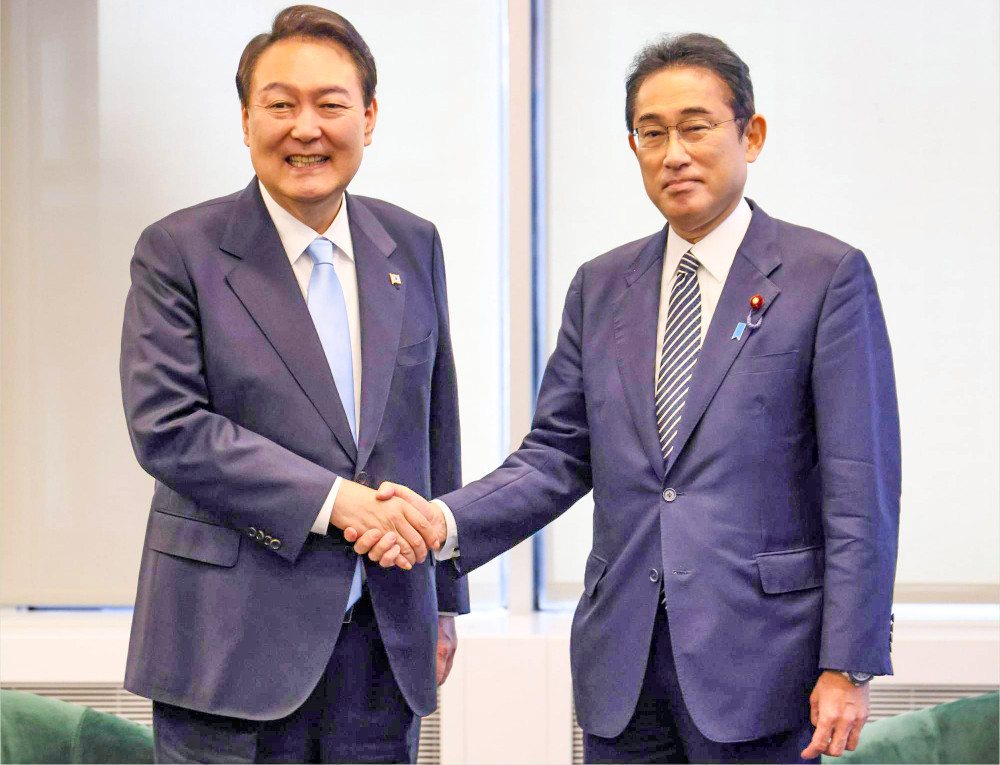 Tổng thống Hàn Quốc Yoon Suk-yeol (phải) và Thủ tướng Nhật Kishida gặp nhau vào tháng 9-2022. Ảnh: Kyodo