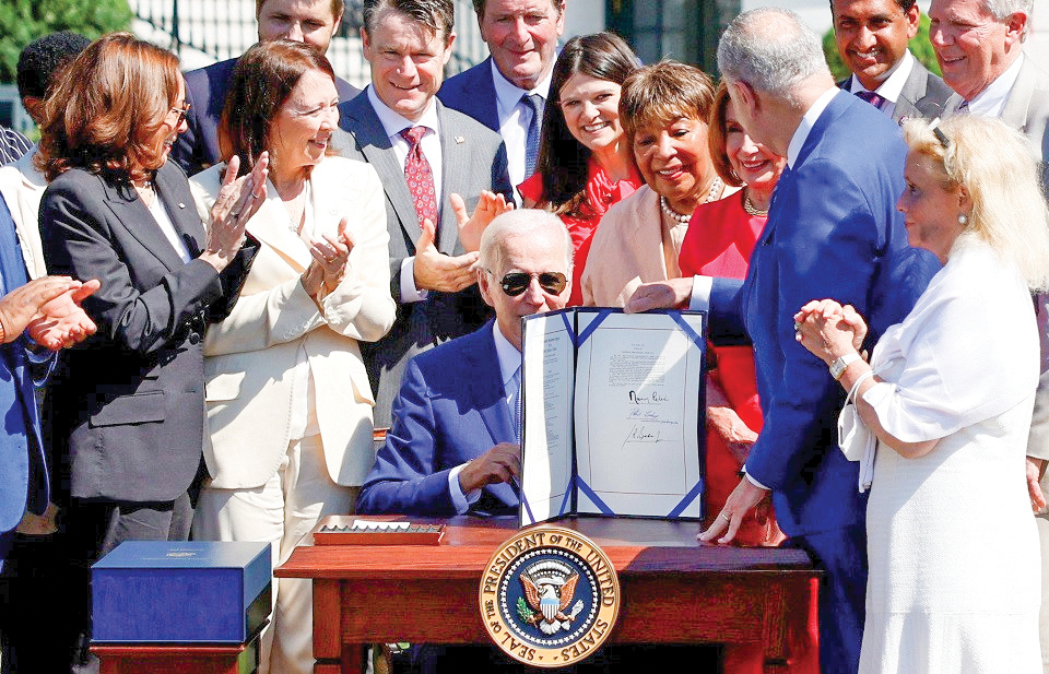 Tổng thống Mỹ Biden ký đạo luật Khoa học và Chip. Ảnh: Reuters