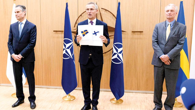 Tổng Thư ký NATO Jens Stoltenberg (giữa) nhận đơn xin gia nhập NATO của Phần Lan và Thụy Điển. Ảnh: nato.int