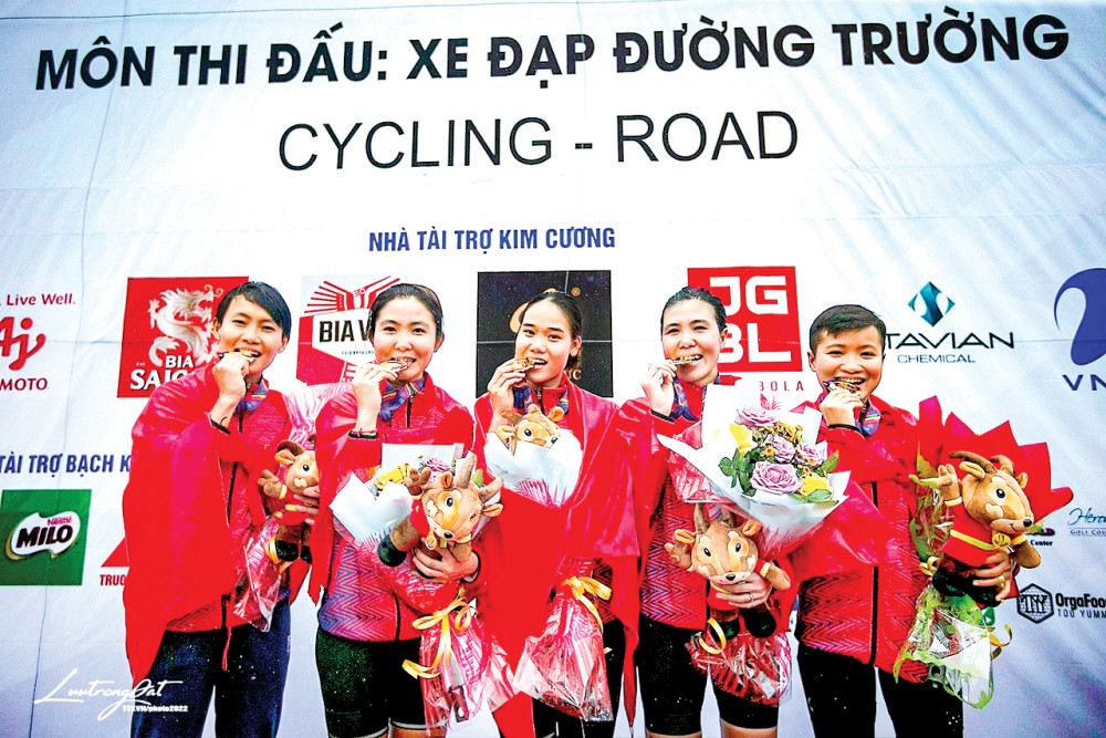 Kim Cương (bìa phải) cùng đồng đội giành HCV SEA Games 31. Ảnh: NVCC