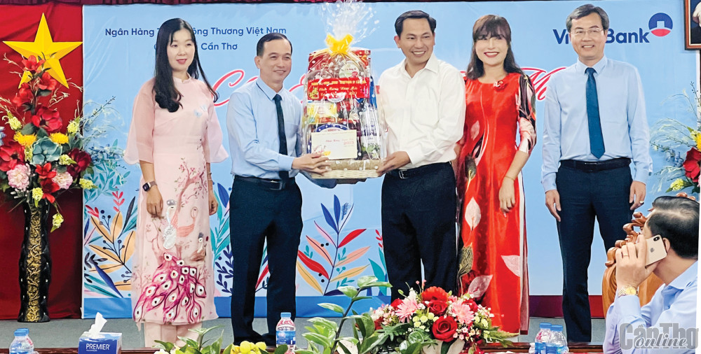 Đồng chí Lê Quang Mạnh, Bí thư Thành ủy Cần Thơ (thứ 3 từ phải sang) trao quà Tết và gửi lời chúc mừng năm mới đến Vietinbank Chi nhánh Cần Thơ. Ảnh: MINH HUYỀN