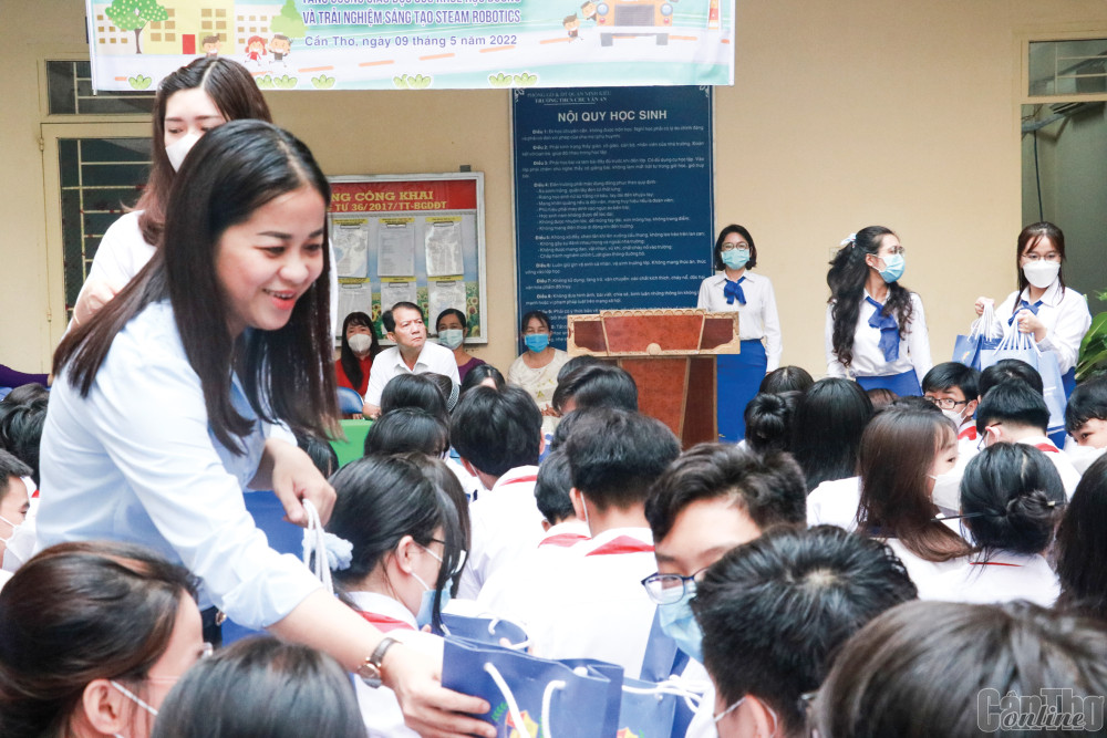 Chị Lư Thị Ngọc Anh, Bí thư Thành đoàn Cần Thơ tặng quà học sinh trong chương trình “Chuyến xe đổi mới sáng tạo” tại Trường THCS Chu Văn An, quận Ninh Kiều.