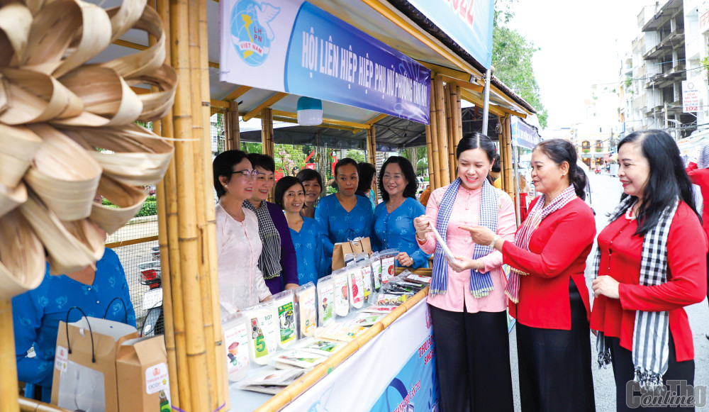 Hội LHPN quận Ninh Kiều hỗ trợ quảng bá sản phẩm khởi nghiệp của hội viên thông qua Phiên chợ hàng Việt. Ảnh: HỒNG VÂN