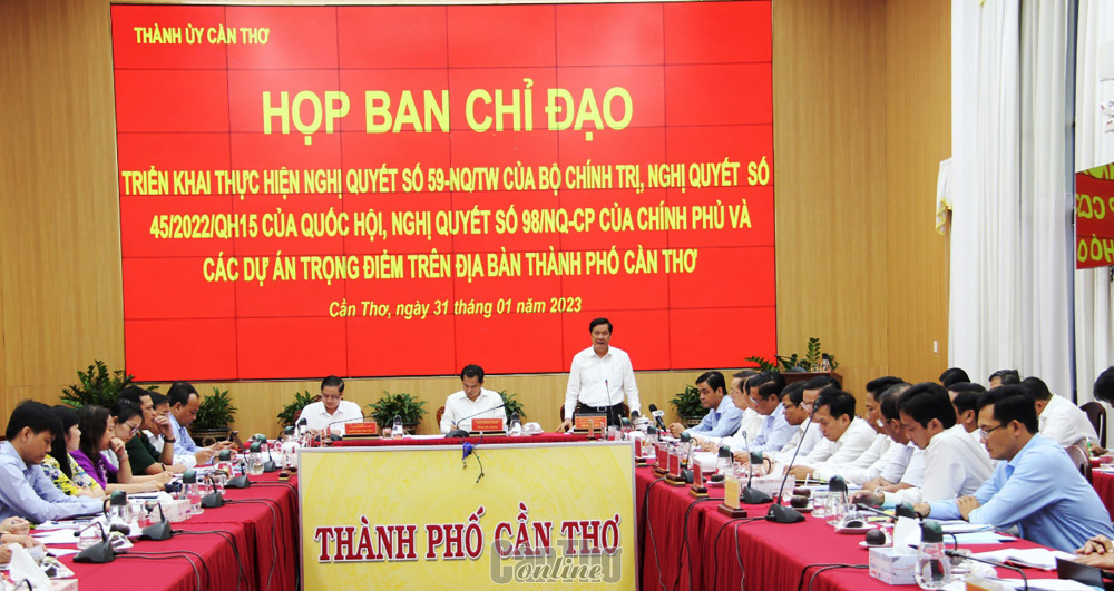 Đồng chí Phạm Văn Hiểu, Phó Bí thư Thường trực Thành ủy, Chủ tịch HĐND thành phố, phát biểu tại cuộc họp.