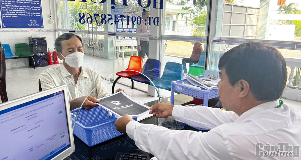 Nâng cao chất lượng đội ngũ công chức hộ tịch Anh Nguyễn Văn Nết, công chức Tư pháp - Hộ tịch, Bộ phận Một cửa UBND xã Nhơn Nghĩa tiếp nhận, giải quyết hồ sơ của người dân.
