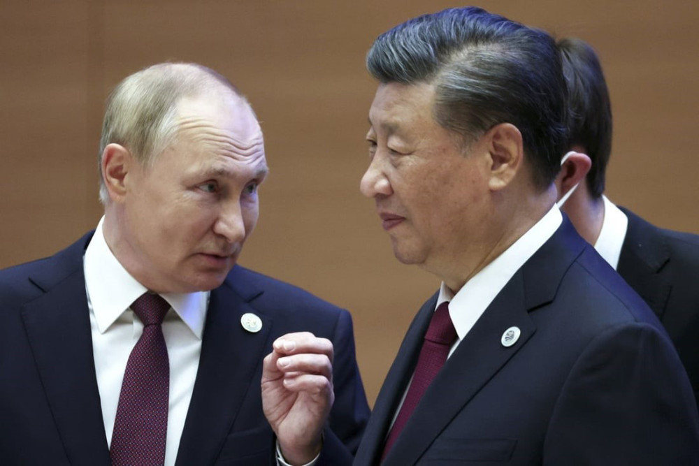 Tổng thống Nga Vladimir Putin (trái) và Chủ tịch Trung Quốc Tập Cận Bình trong một cuộc gặp hồi  tháng 9-2022 tại Uzbekistan. Ảnh: AP