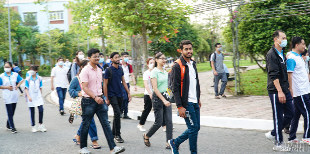Sinh viên quốc tế tham gia chương trình đi bộ chủ đề “Bước chân ngày xuân - mang Tết về nhà” của Trường Đại học Y Dược Cần Thơ.