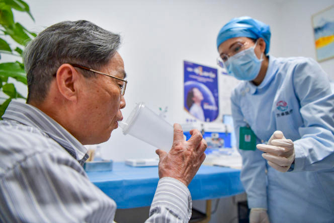 Tiêm vaccine COVID-19 mũi tăng cường giúp giảm nguy cơ các đợt lây nhiễm cao trong cộng đồng. Ảnh: AFP