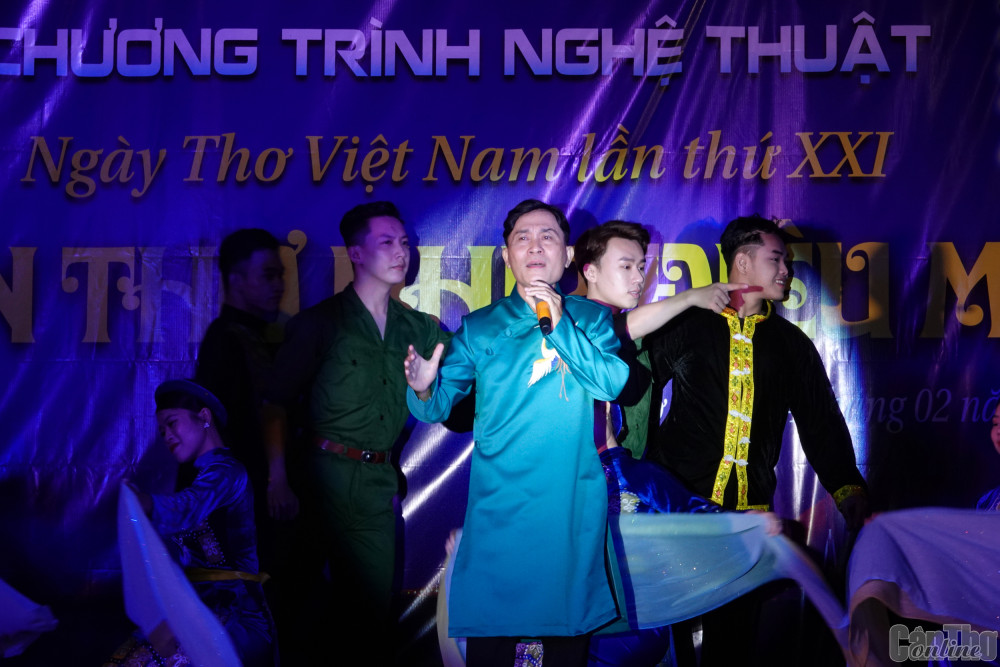 Chương trình mở đầu với tiết mục ngâm bài thơ “Nguyên Tiêu” của Chủ tịch Hồ Chí Minh, qua giọng ngâm nghệ sĩ Tuấn Anh.