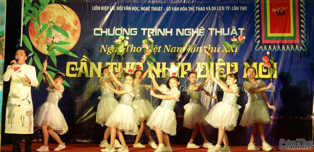 Ca sĩ Hải Đăng cùng các em thiếu nhi thể hiện tiết mục “Nguyên Tiêu nhớ Bác”, một sáng tác của nhạc sĩ Hồ Hoàng, phổ từ thơ Trần Thi.