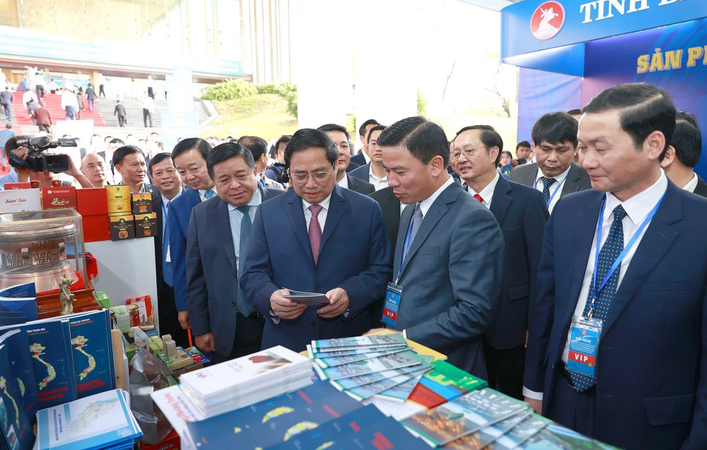 Thủ tướng Phạm Minh Chính tham quan sản phẩm của các tỉnh Bắc Trung Bộ và duyên hải Trung Bộ. Ảnh: DƯƠNG GIANG - TTXVN