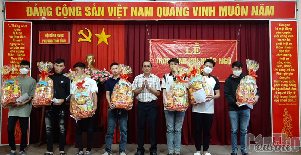 Thanh niên phường Thới Bình, quận Ninh Kiều nhận lệnh gọi nhập ngũ năm 2023.