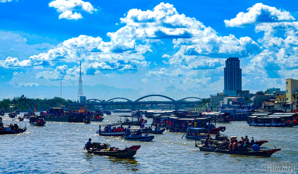 Từ Miếu Bà, tàu thủy lục được chở đến cầu Quang Trung rồi vòng ra đoạn gần cầu Cần Thơ.
