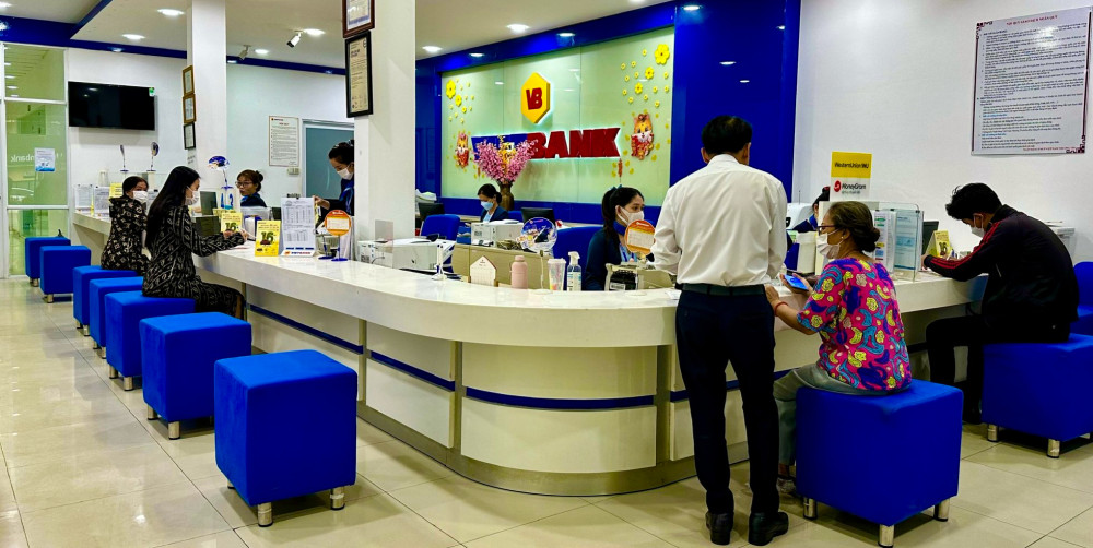 Khách hàng có cơ hội nhận nhiều quà tặng tri ân nhân 16 năm ngày thành lập Vietbank. Ảnh: Thành Lộc