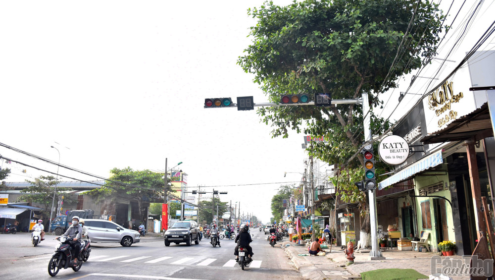 Hệ thống đèn tín hiệu giao thông tại giao lộ Lê Hồng Phong - Đặng Văn Dầy - hẻm 13 bến phà Cô Bắc, phường Bình Thủy vừa đưa vào khai thác trong tháng 1-2023.
