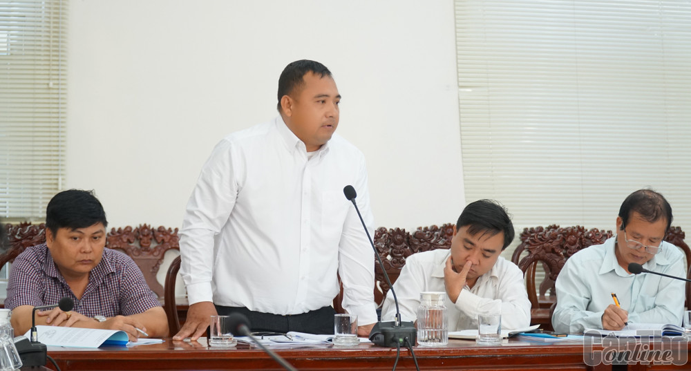 Đại diện các trường THPT phát biểu tại cuộc họp.