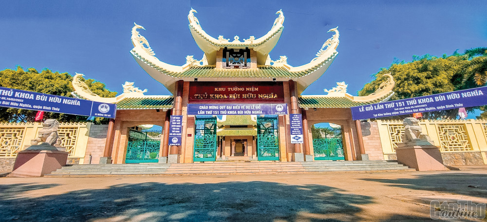 Sáng mãi “Rồng Vàng” đất Cần Thơ Cổng chính Khu tưởng niệm Thủ khoa Bùi Hữu Nghĩa.