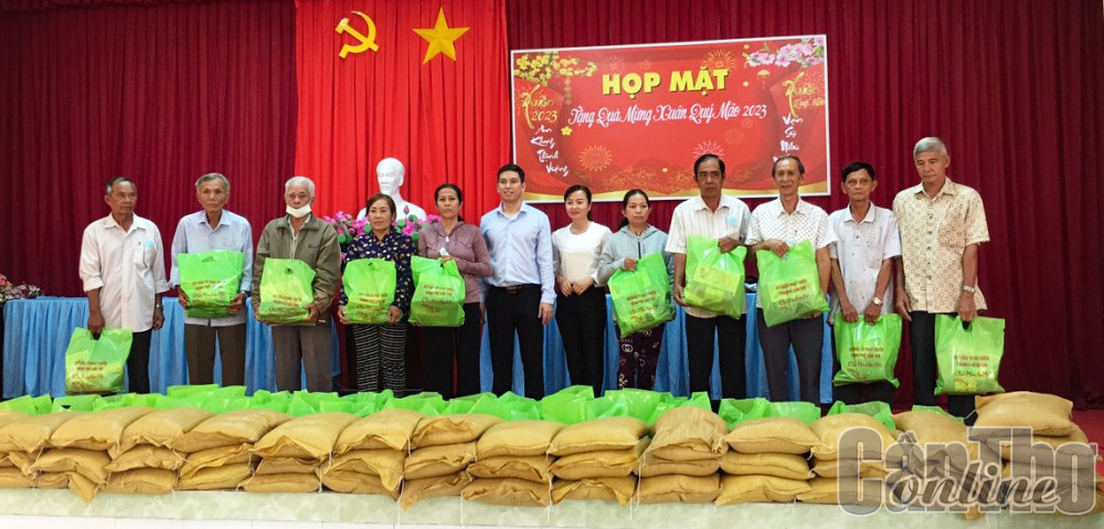 Gia đình chính sách ở phường Hưng Thạnh nhận quà Tết. Ảnh: Đảng ủy phường cung cấp