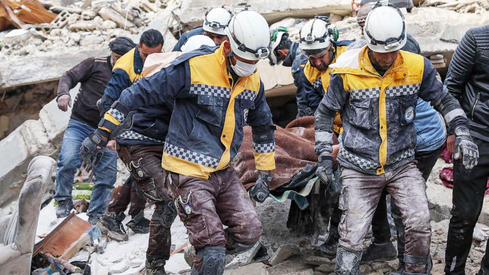 Các thành viên Mũ nồi trắng đưa nạn nhân trận động đất ra khỏi đống đổ nát ở Tây Bắc Syria hôm 7-2. Ảnh: AFP