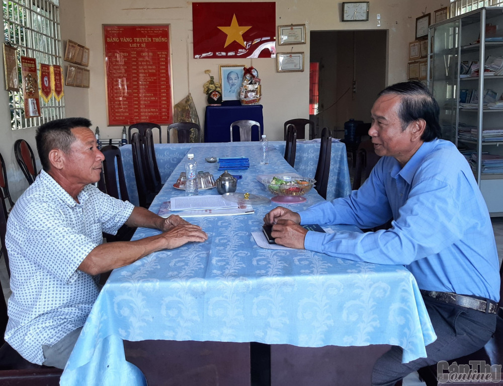 Ông Nguyễn Văn Dũng (bên phải) thăm hỏi tình hình buôn bán của người dân.