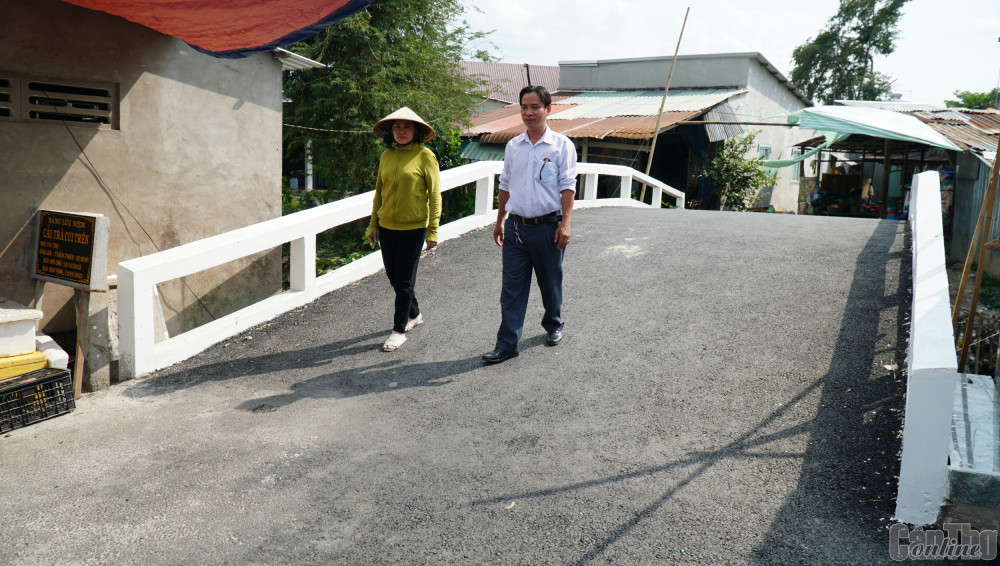 Nhân dân khu vực Phụng Thạnh 2 phấn khởi khi cầu Trà Cui đã được xây dựng và đưa vào sử dụng.