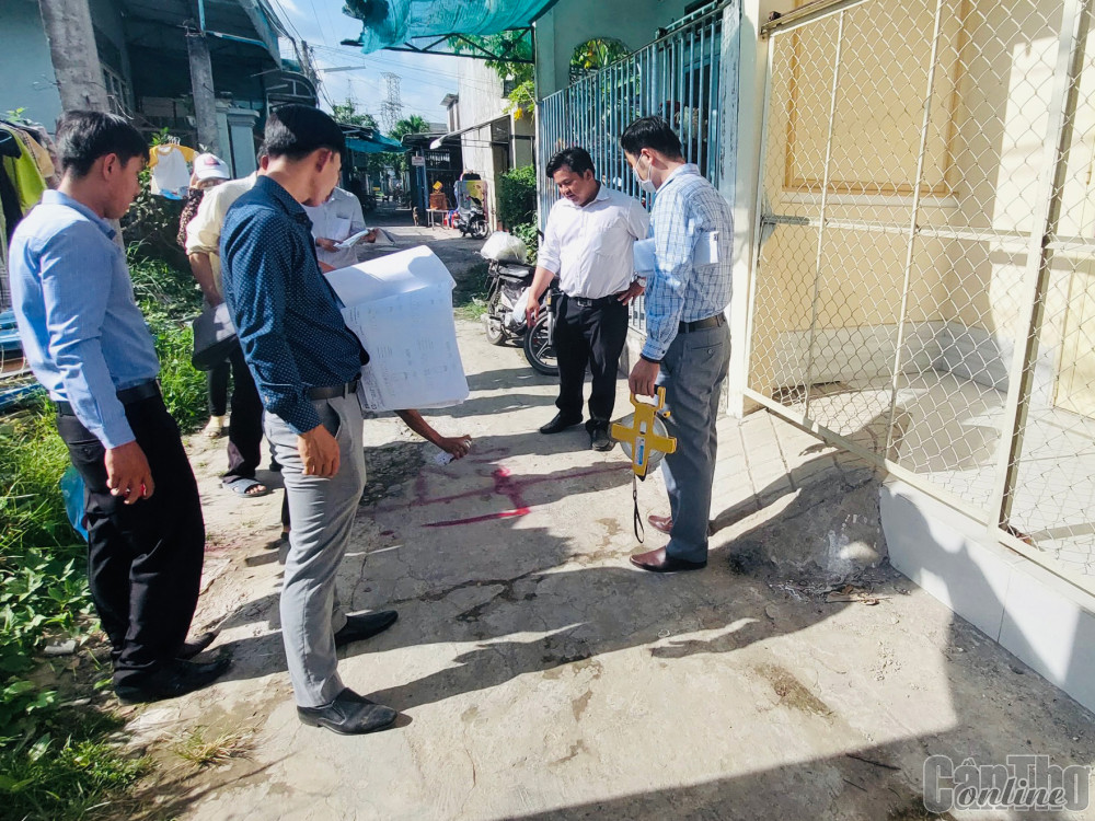 Phòng Quản lý đô thị quận Bình Thủy phối hợp với UBND phường Trà Nóc bàn giao thực địa để triển khai xây dựng công trình Nâng cấp mở rộng đường Nguyễn Chí Thanh đấu nối hẻm 44 đường Lê Hồng Phong.