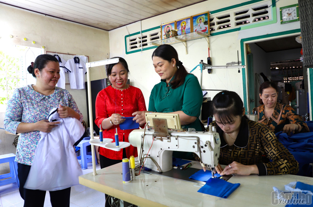 Lãnh đạo Hội LHPN huyện Phong Điền, Hội LHPN xã Trường Long đến khảo sát mô hình THT may của chị Lê Thị Hồng Thắm (người đứng, bìa phải).